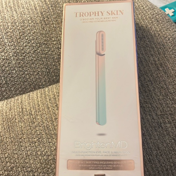 TROPHY SKINBrightenMD multi-function eyeface and neck tool.